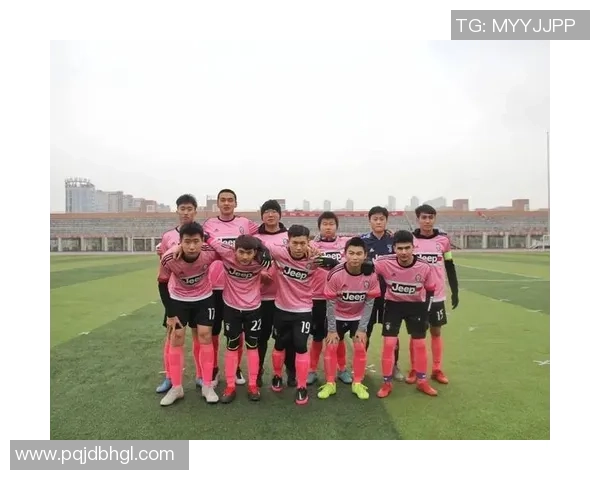 魔爪足球衣的独特设计与舒适体验让你在赛场上尽显风采